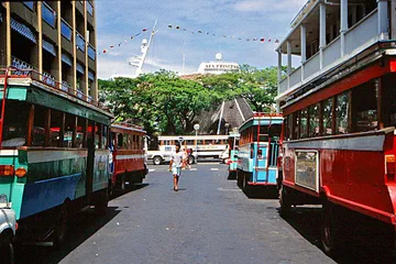 Tránsito de autobuses en una calle de Puerto Príncipe, capital de Haití.