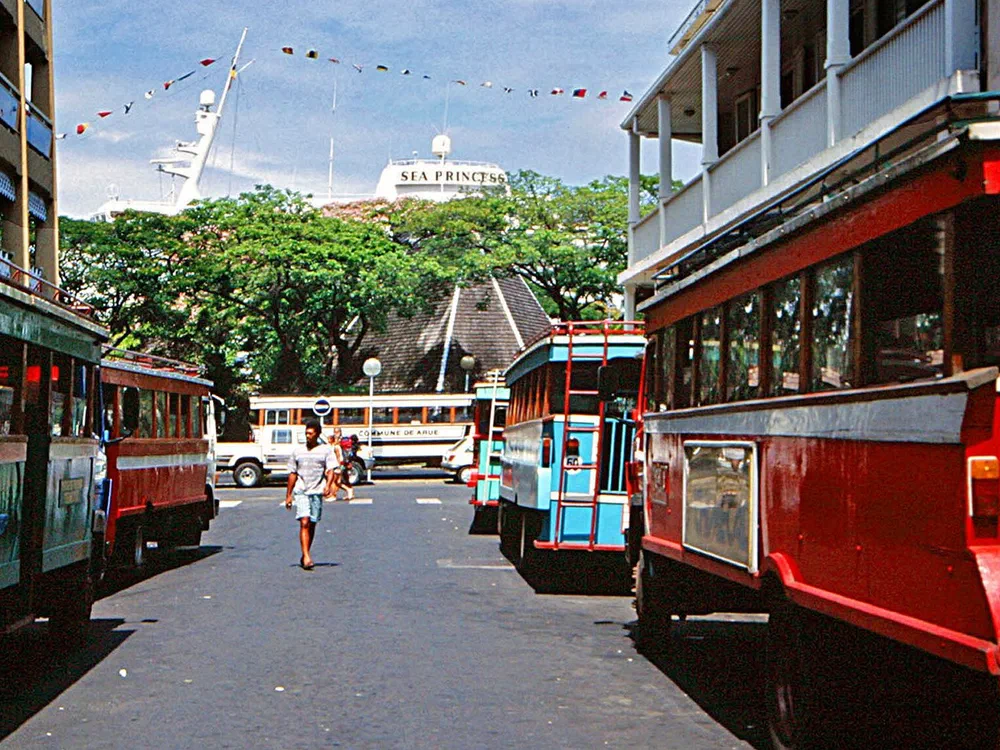 Tránsito de autobuses en una calle de Puerto Príncipe, capital de Haití.