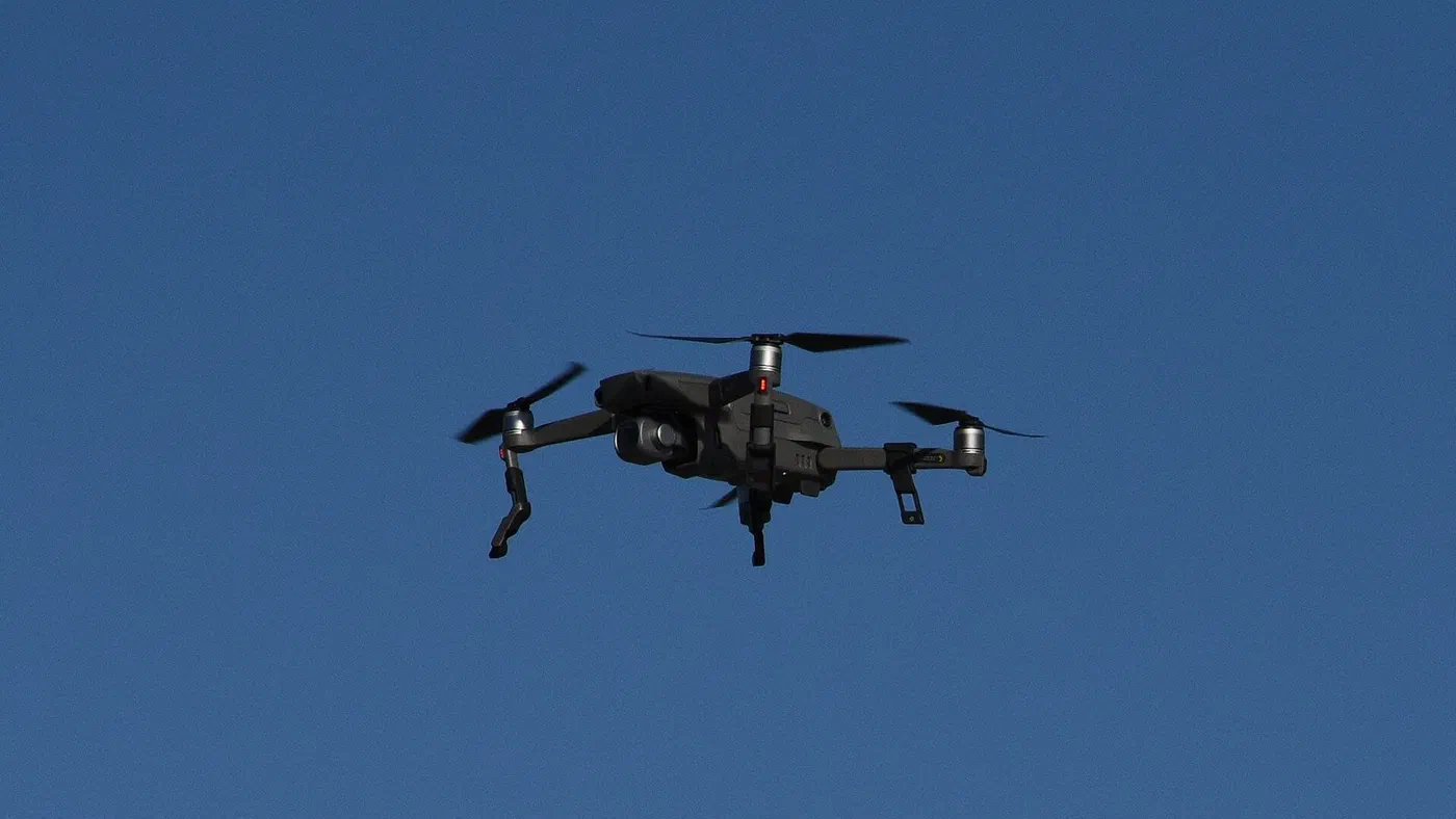 Un dron cuadricóptero en vuelo (imagen ilustrativa).