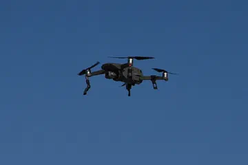 Un dron cuadricóptero en vuelo (imagen ilustrativa).
