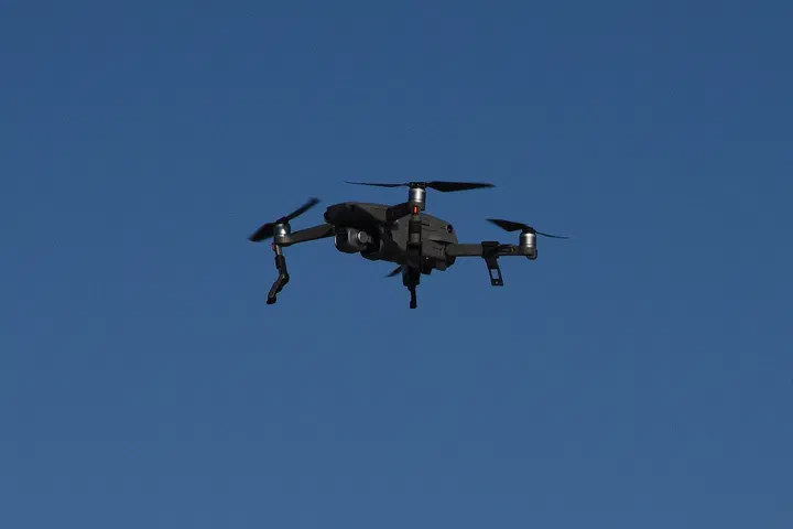Un dron cuadricóptero en vuelo (imagen ilustrativa).