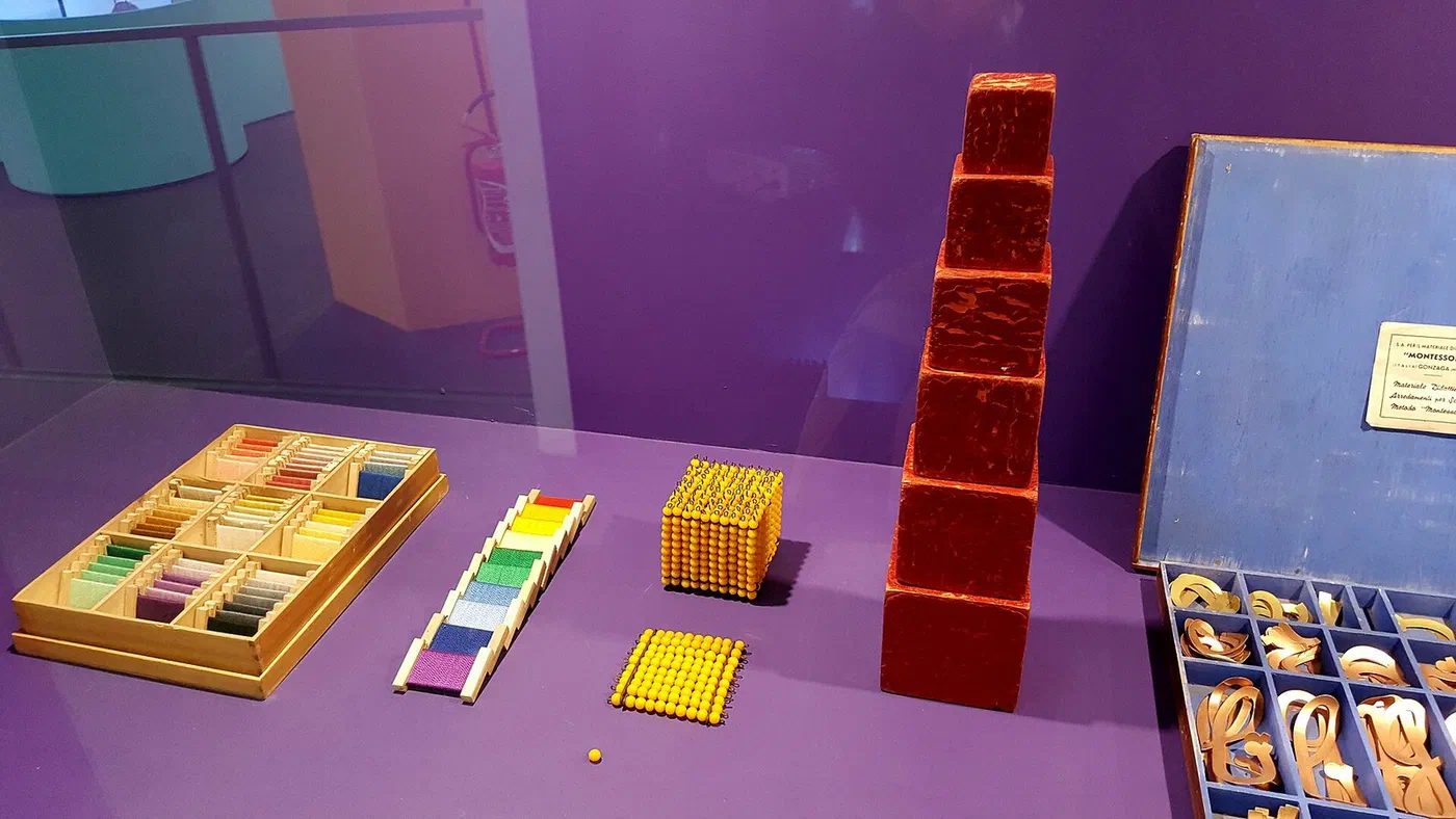 Materiales educativos tradicionales del método Montessori exhibidos en una muestra en Milán.