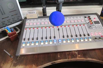 Consola de control en una cabina de radio (imagen ilustrativa).