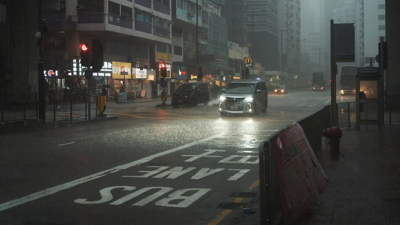 Imagen de archivo: Lluvia intensa en una avenida de la ciudad.