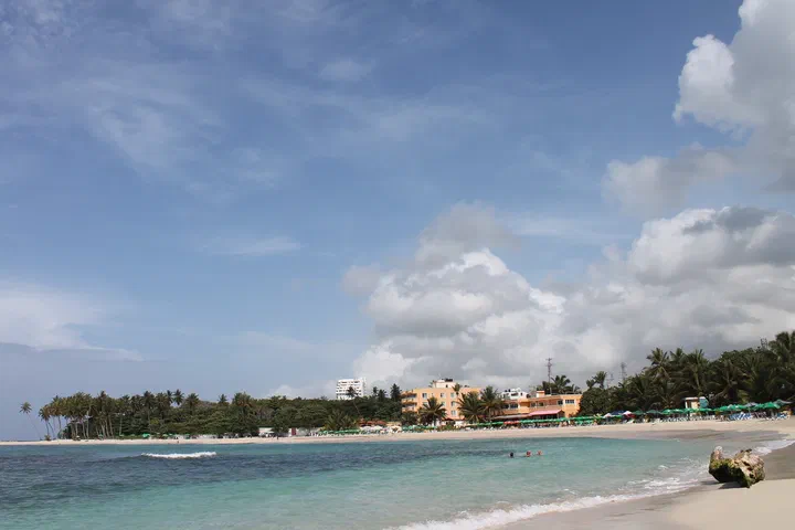 Playa pública en el centro de Juan Dolio, en la provincia San Pedro de Macorís.