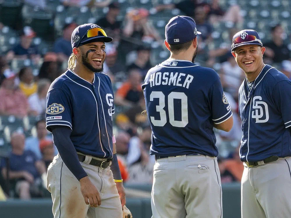 Fernando Tatis Jr. y Manny Machado, con el uniforme de los Padres de San Diego, durante un partido en Baltimore en 2019.