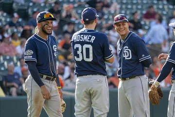 Fernando Tatis Jr. y Manny Machado, con el uniforme de los Padres de San Diego, durante un partido en Baltimore en 2019.